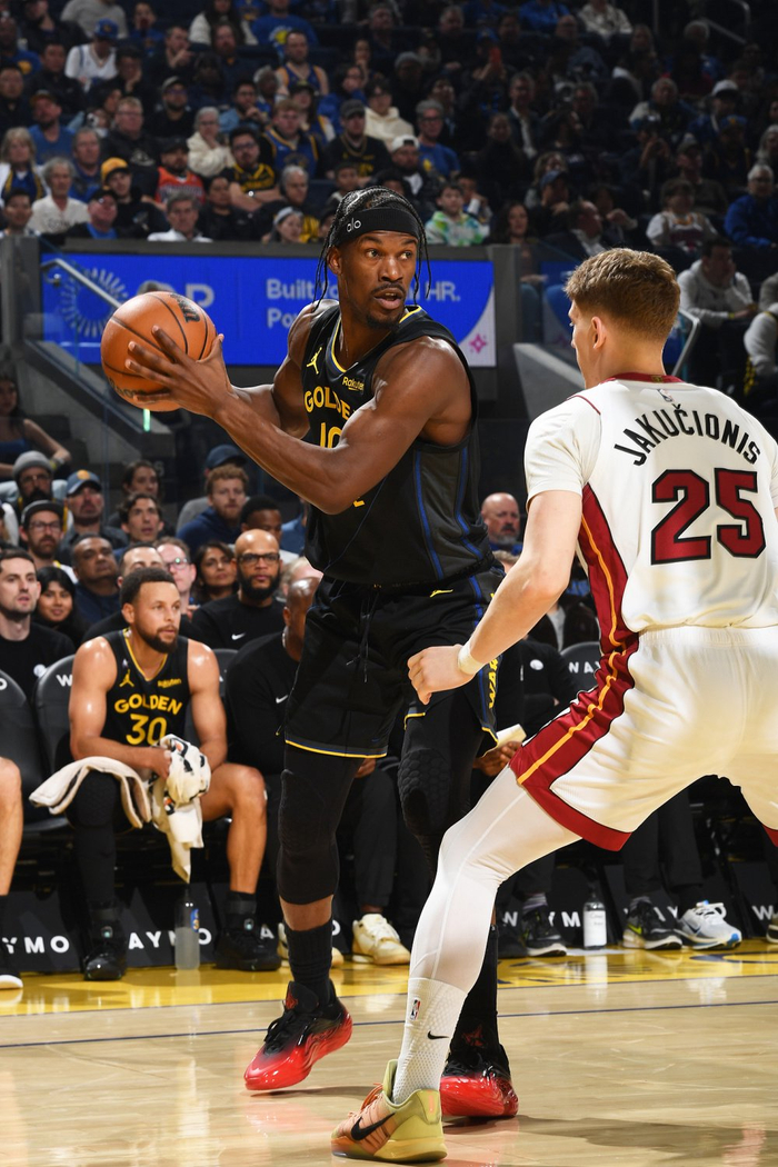 关于广厦男篮加时末段队长鼓劲巴特勒在快船比赛中战术调整，网友：风云突变波特兰开拓者今夜外线爆发的信息